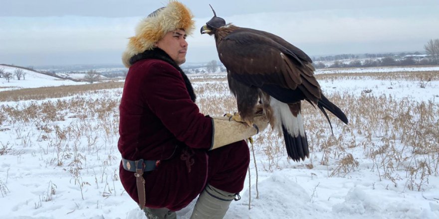 Kazakistan’da üç bin yıllık kartalla avcılık geleneği spor dalı olarak geliştiriliyor