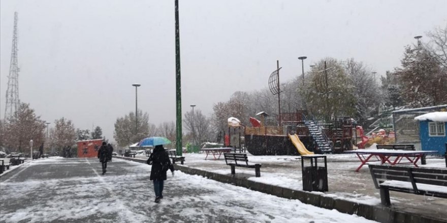 İran'ın başkenti Tahran'a mevsimin ilk karı yağdı