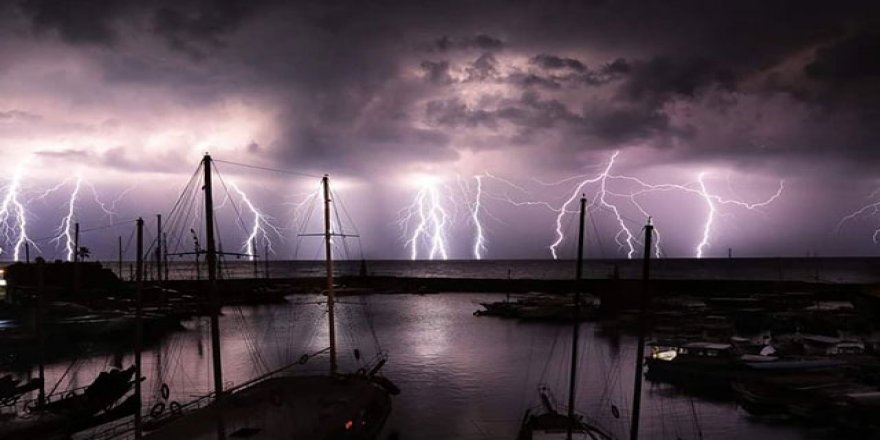 Gökyüzünde çakan şimşekler görsel şölen oluşturdu