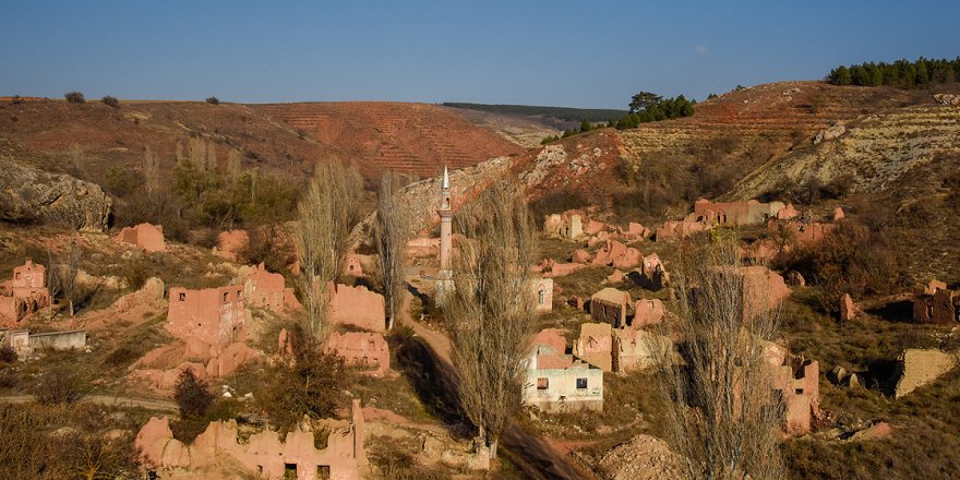 Tarihi köyün eski evleri arasında anılarını yad ediyorlar