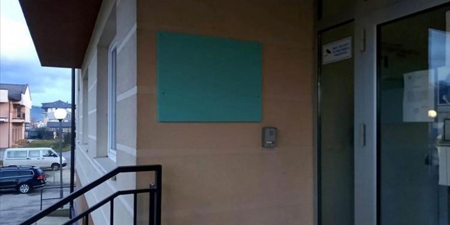 'Bosna Kasabı' Karadzic'in adı yazılı tabela kaldırıldı