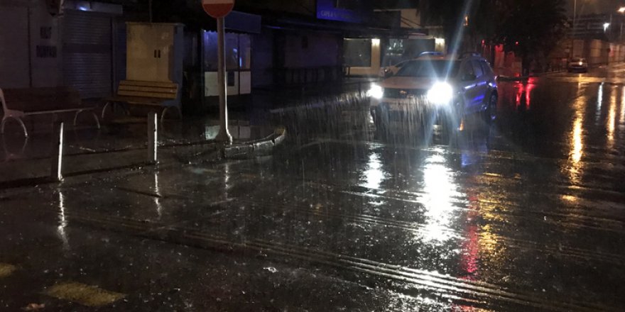 İzmir'de sağanak etkili oldu