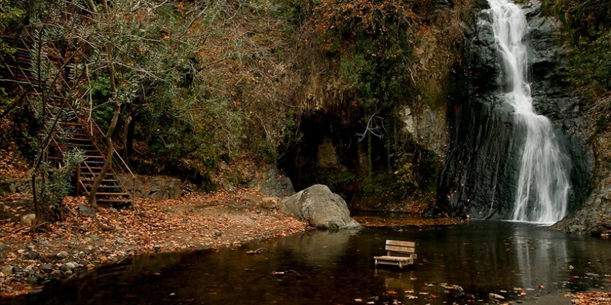 Aşıklar Şelalesi 'hazan' renkleri ile etkiliyor