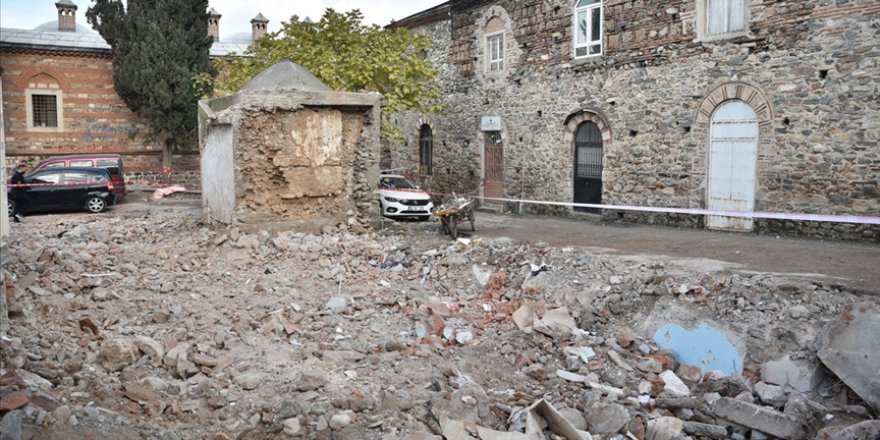 Bursa'da tarihi Ulu Cami ve çarşıların çevresindeki eski yapıların yıkımı sürüyor