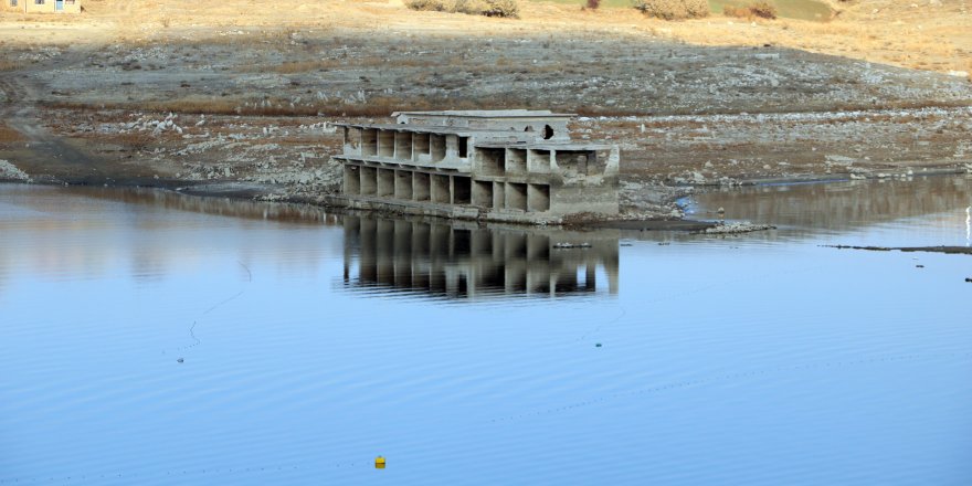 Kuraklık nedeniyle 26 yıl sonra baraj altındaki köy gün yüzüne çıktı