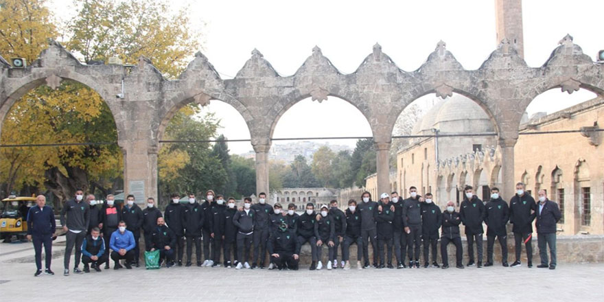 Kocaelisporlu futbolcular Said Nursi'nin mezarı başında dua etti