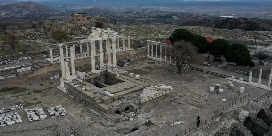 Bergama Zeus Sunağı'nı istiyor