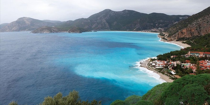 Sağanak ve kuvvetli rüzgarla Ölüdeniz'in rengi turkuaza döndü