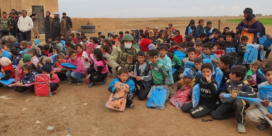 Mehmetçik'ten Barış Pınarı bölgesindeki öğrencilere kırtasiye ve kışlık bot yardımı