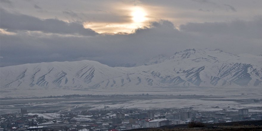 Yüksekova'da karlı dağların güzelliği