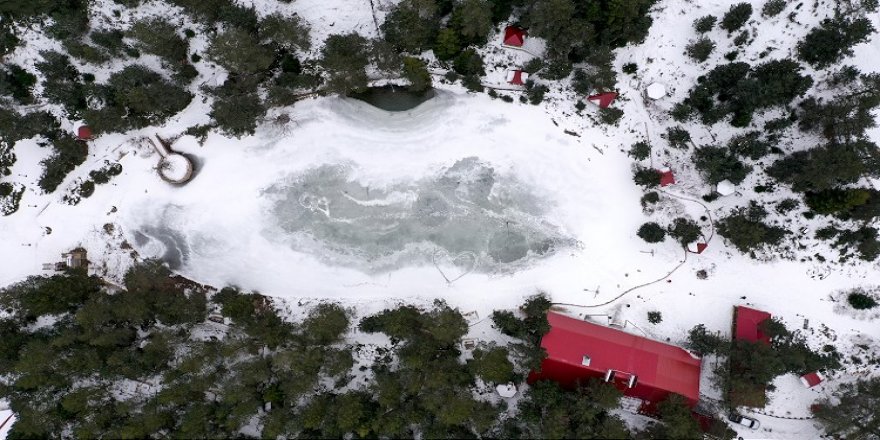 Yüzeyi buz tutan Limni Gölü ziyaretçilerini etkiliyor