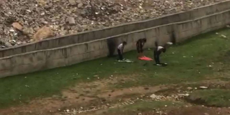 Arazide cemaatle namaz kılan çocuklar ilgi odağı oldu