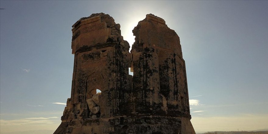 Depremde hasar gören 600 yıllık kümbet restore edilecek