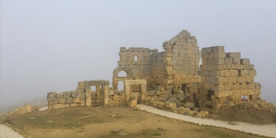 Diyarbakır'da 3 bin yıllık Zerzevan Kalesi'nde sisle kartpostallık görüntü oluştu