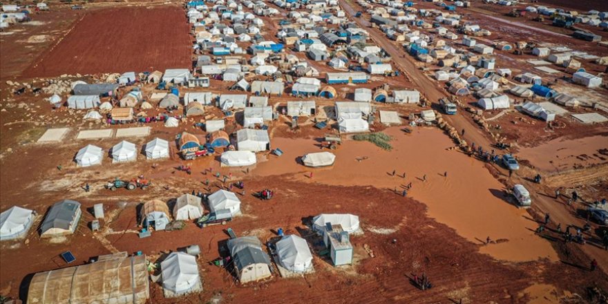 İdlib'de yaklaşık 500 çadır yoğun yağışın etkisinde, yerinden edilmiş siviller ise çaresiz kaldı