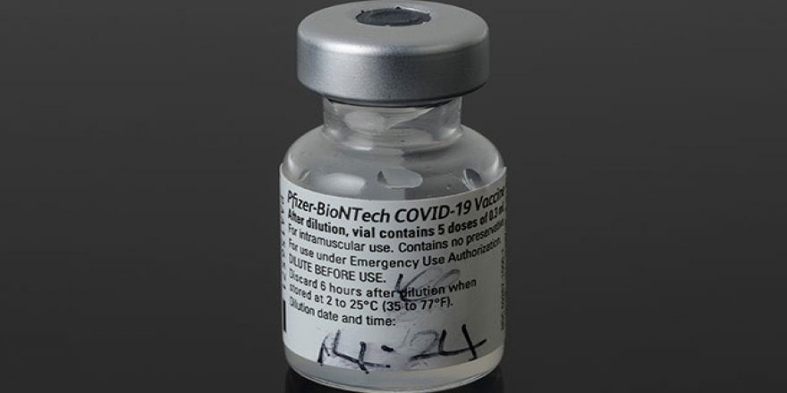 Dünyada ilk uygulanan Covid-19 aşısının şişesi ve şırıngası müzeye konuldu