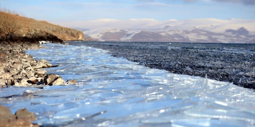Çıldır Gölü'nde dalgaların ince buz tabakalarını kırıp kıyıya sürüklemesi görsel şölene dönüşüyor