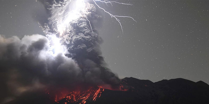 Yanardağ patlaması sırasında muazzam bir manzara oluştu
