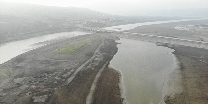 Elazığ'da sular çekildi, barajı besleyen koca nehir dereye döndü