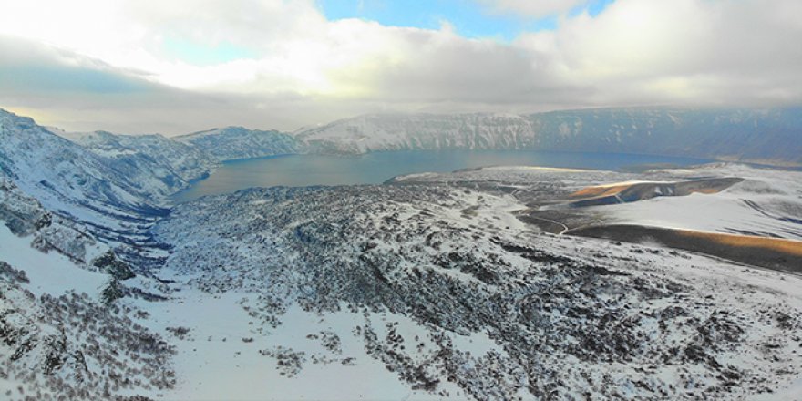 Dünyanın ikinci büyük krater gölünden muhteşem kış görüntüleri
