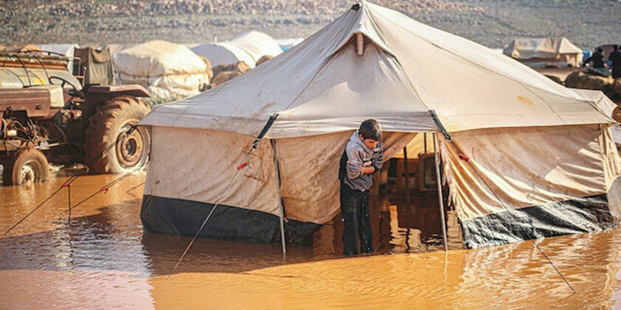 Çadırlar çamura gömüldü: 23 Kamp sular altında