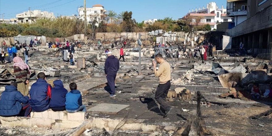 Lübnan'da Suriyeli mültecilerin yaşadığı kampın yakılmasının ardından onlarca aile sokakta kaldı