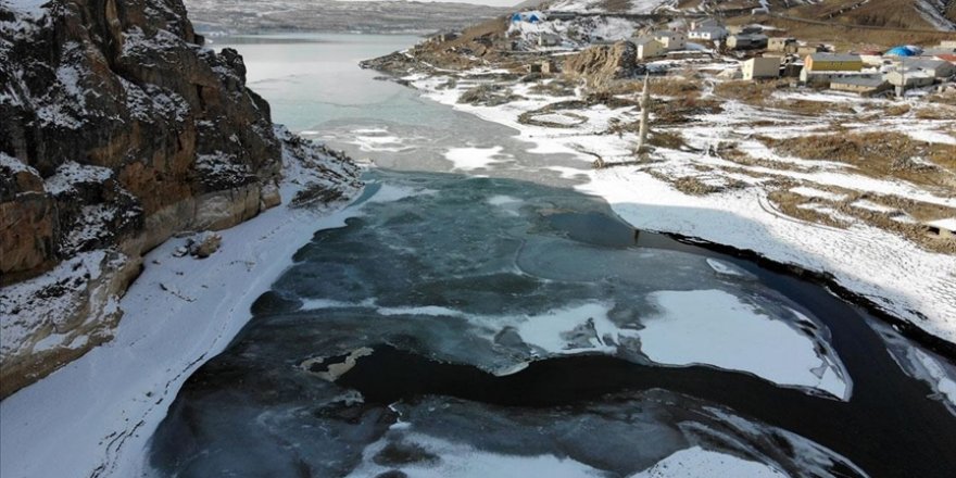 Ağrı'daki Yazıcı Barajı kısmen buz tuttu