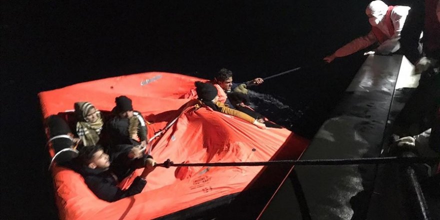 Muğla, Balıkesir ve Çanakkale açıklarında 64 düzensiz göçmen kurtarıldı