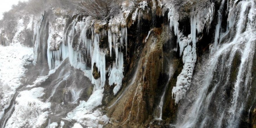 Buz tutan şelalede kartpostallık görüntü