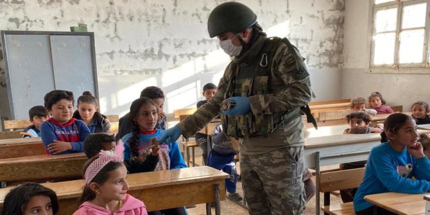 Mehmetçik’ten Barış Pınarı bölgesindeki çocuklara yardım eli