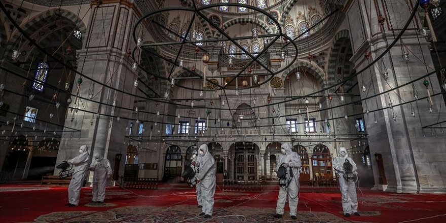 Fatih'teki camiler, Kovid-19 önlemleri kapsamında dezenfekte ediliyor