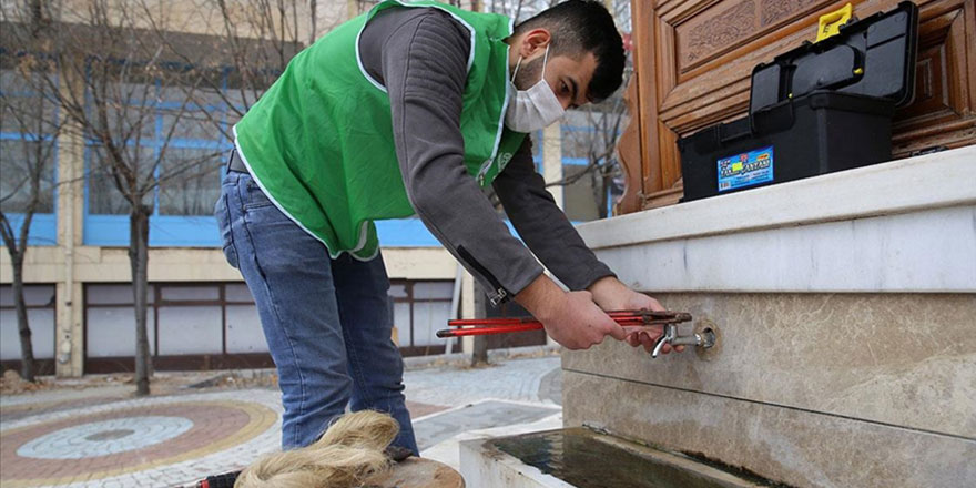 'İsraf avcıları' su tasarrufu için bozuk muslukları onarıyor
