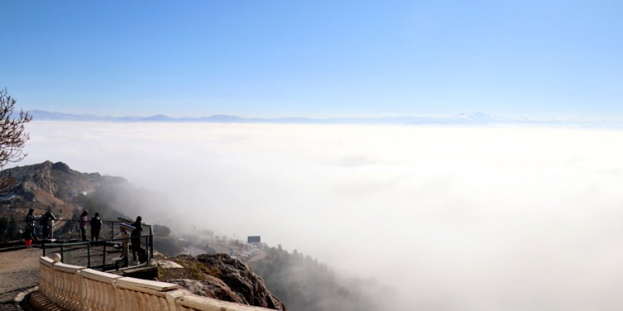 Elazığ'ın tarihi Harput mahallesinde sis manzarası ilgi görüyor