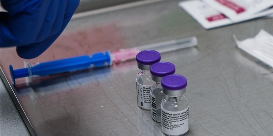 Samsun'da Kovid-19 aşılarının sağlık çalışanlarına yapılmak üzere hastanelere dağıtımına başlandı