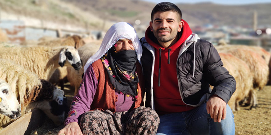 Hem çobanlık yapıyor hem hukuk fakültesi okuyor