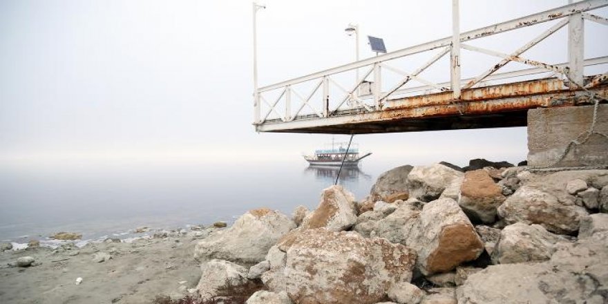 Gölün suyu çekilince iskele ortada kaldı