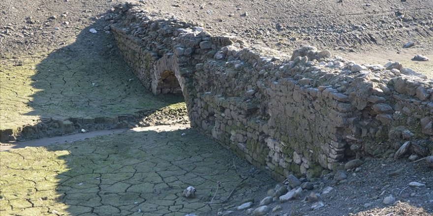 Tarihi köprü sular çekilince gün yüzüne çıktı