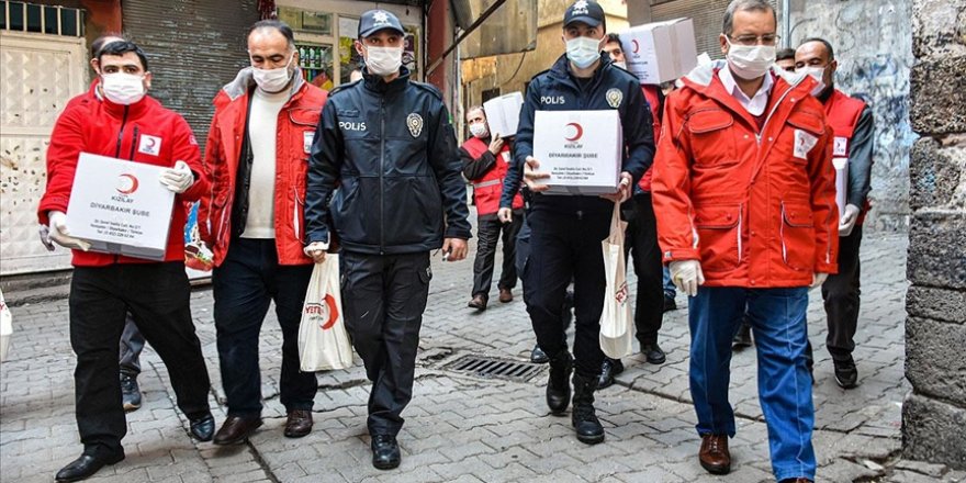 Diyarbakır'da polis ekipleri Kızılay gönülleriyle yardım dağıttı