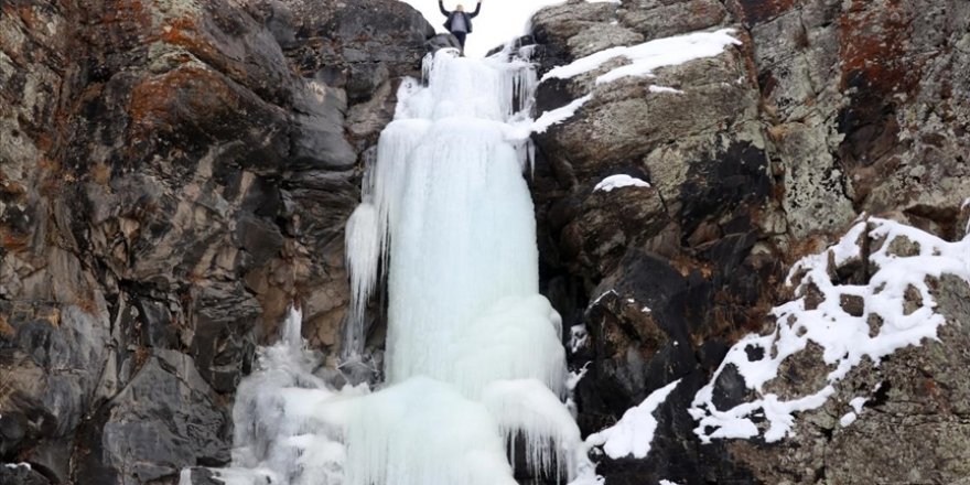 Ağrı'da buz tutan Aşağı Toklu Şelalesi'nin güzelliği drone ile görüntülendi