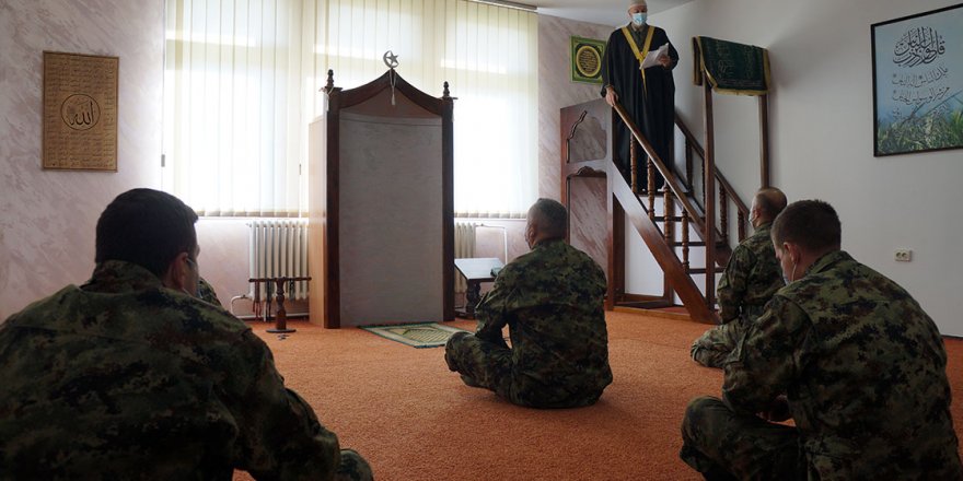 Sırbistan ordusundaki Müslüman ve Ortodoks askerler aynı çatı altında ibadet ediyor