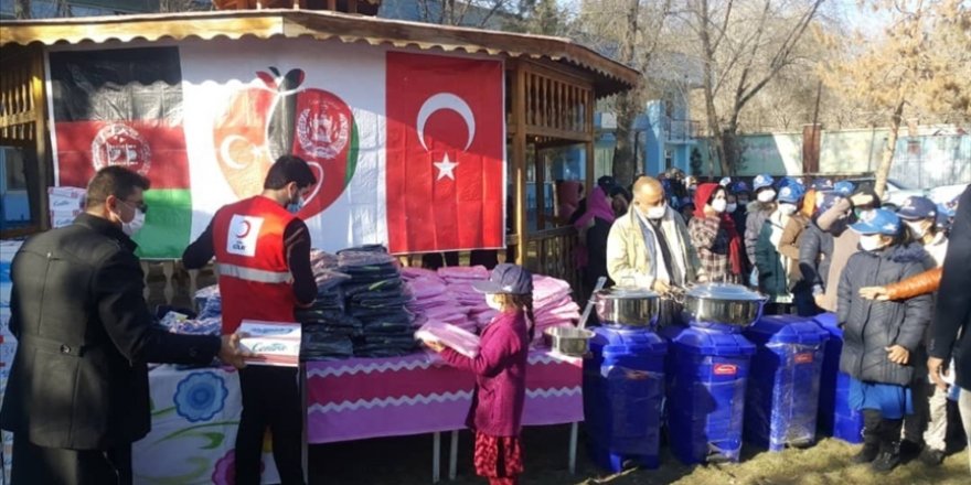 Türk askerinden Afganistan'daki yetimlere giyecek yardımı