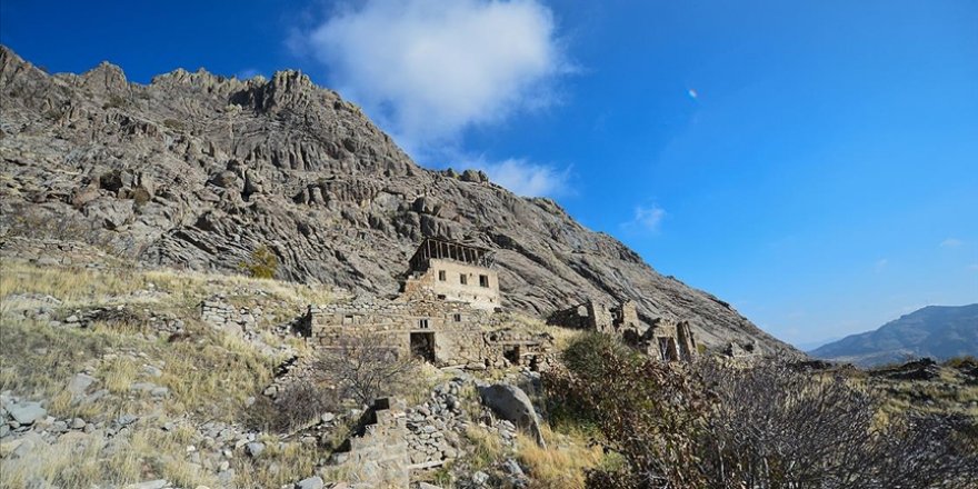 Tunceli'nin Ulukale köyü ziyaretçilerini tarihi yolculuğa çıkarıyor