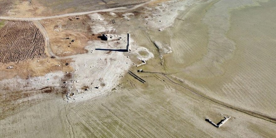 Baraj suları çekilince eski köy ortaya çıktı