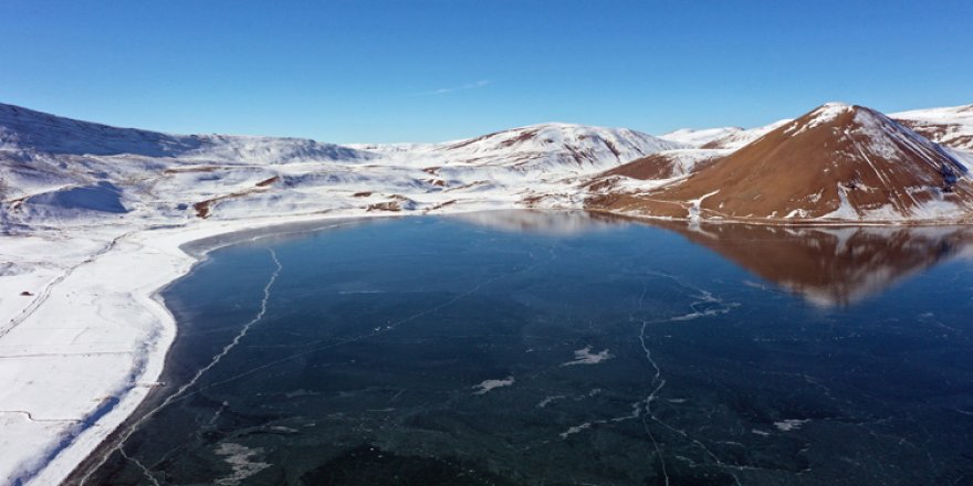 Yüzeyi buz tutan Balık Gölü ziyaretçilerini cezbediyor
