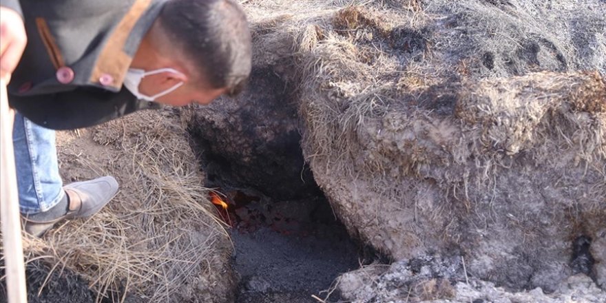 Konya'da kuruyan göl yatağındaki yanan toprak şaşırtıyor