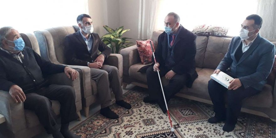 Görme engeline rağmen beş vakit namazını camide eda ediyor