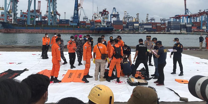 Endonezya’da düşen yolcu uçağının ikinci karakutusunun iç belleğini arama çalışmaları sürüyor