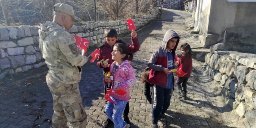 Mehmetçik çocukları sevindirdi