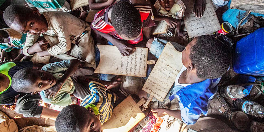 Tahta levha üzerinde Kur'an-ı Kerim eğitimi