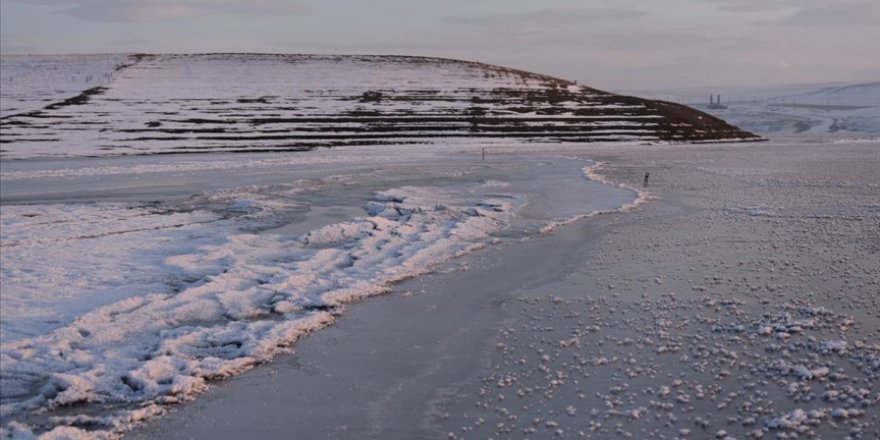 Kars'ta baraj gölü yüzeyi dondu